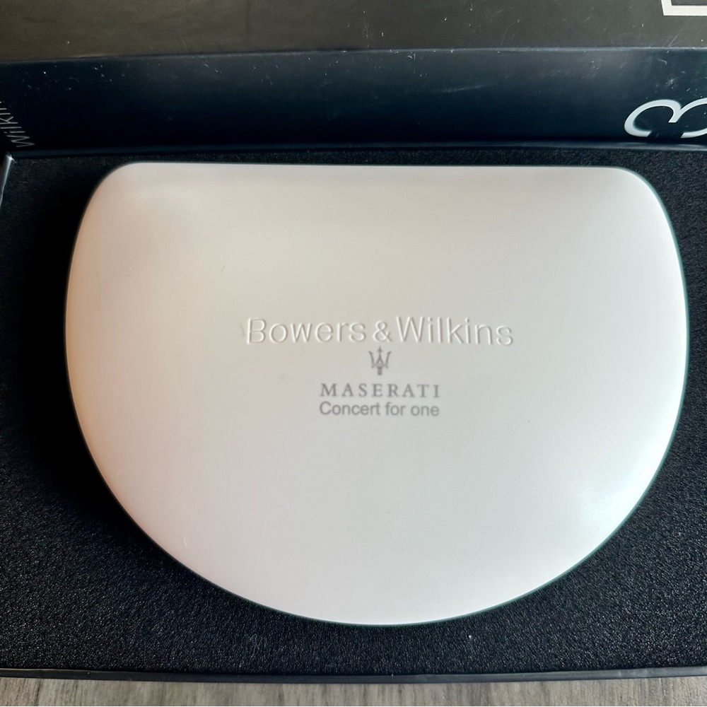 Bowers & Wilkins P3 Headphones - White and Gray - Picture 6 of 9